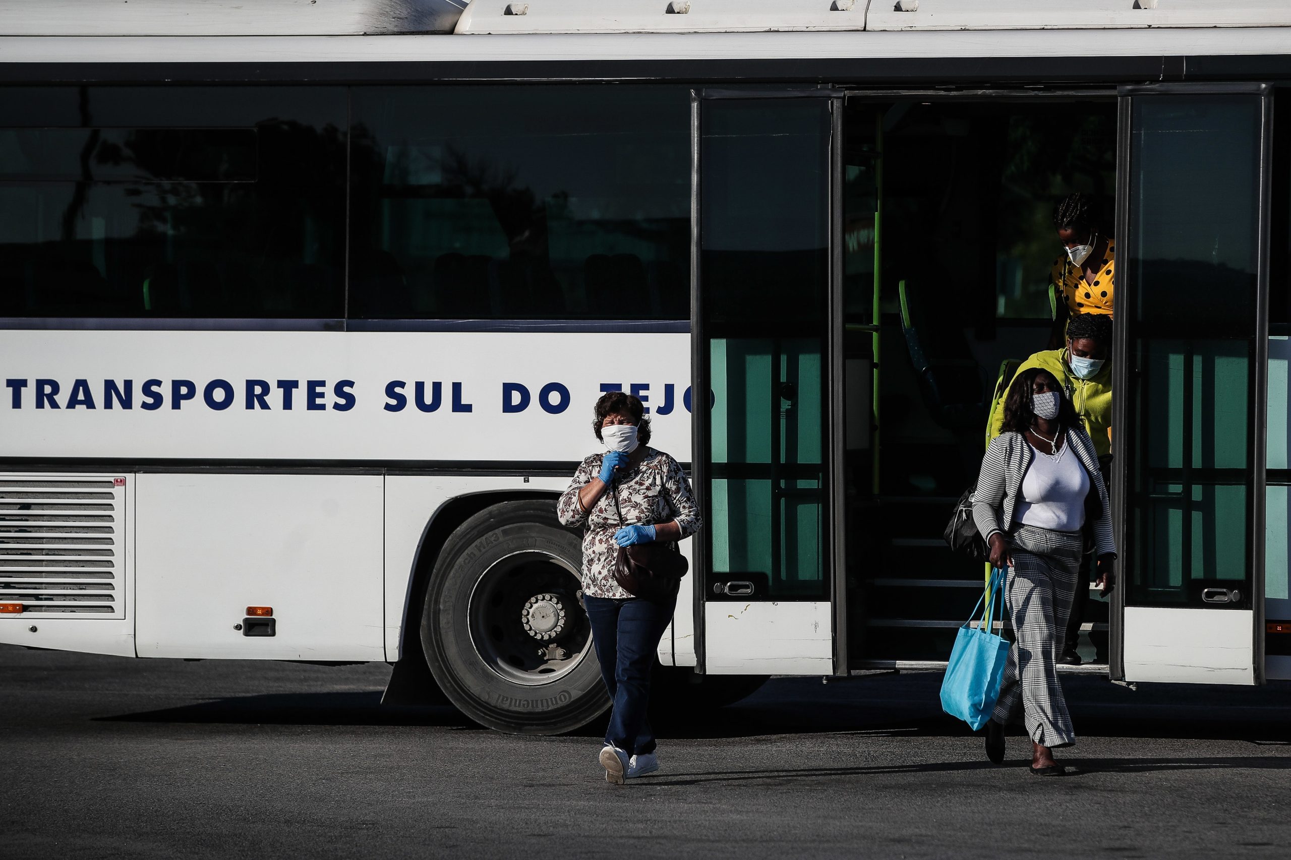 Excesso de velocidade, desequilíbrios e até quedas. O que se passa com os autocarros em Almada?