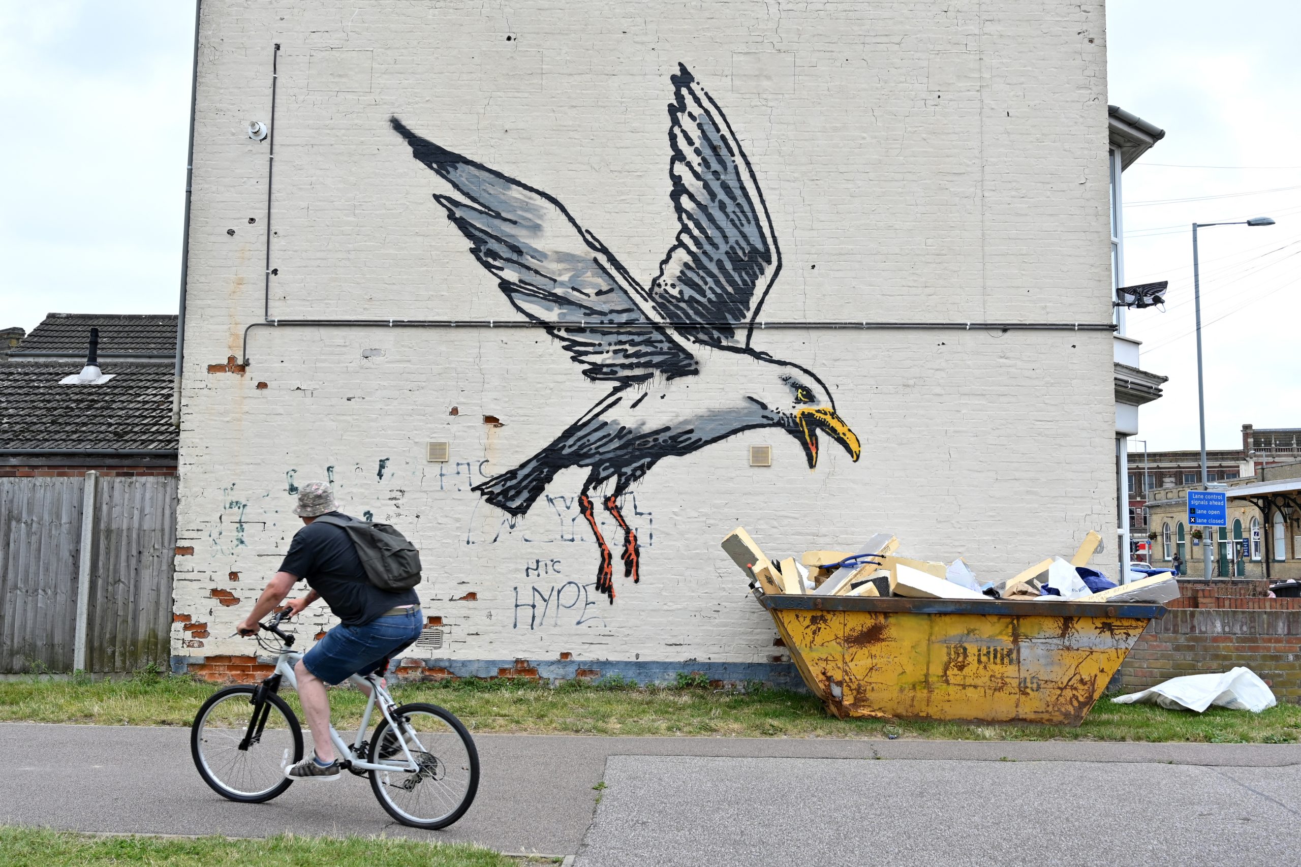 De uma gaivota prestes a comer entulho ao casal de dançarinos. Banksy esteve de férias e espalhou obras pela Inglaterra