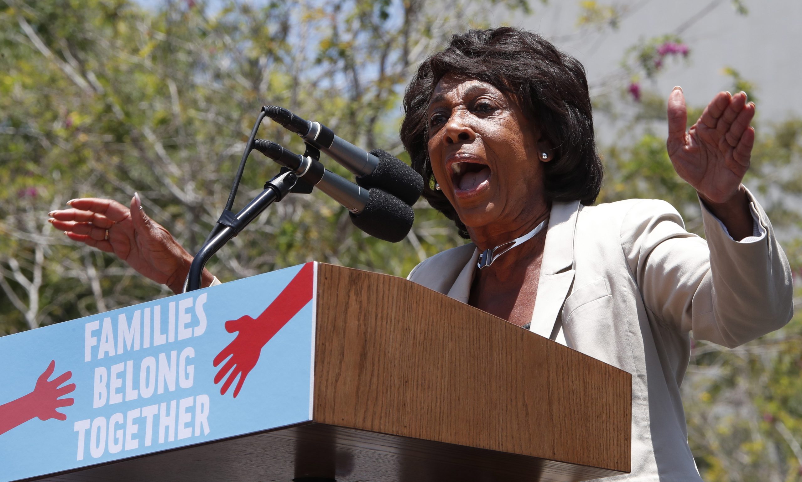 FBI anuncia interceção de engenhos explosivos endereçados à democrata Maxine Waters