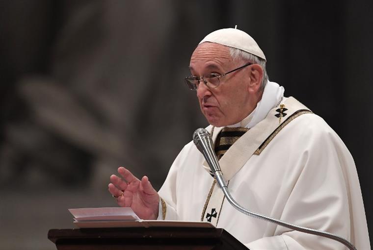 Papa expulsa do sacerdócio bispos chilenos Cox e Ordenes