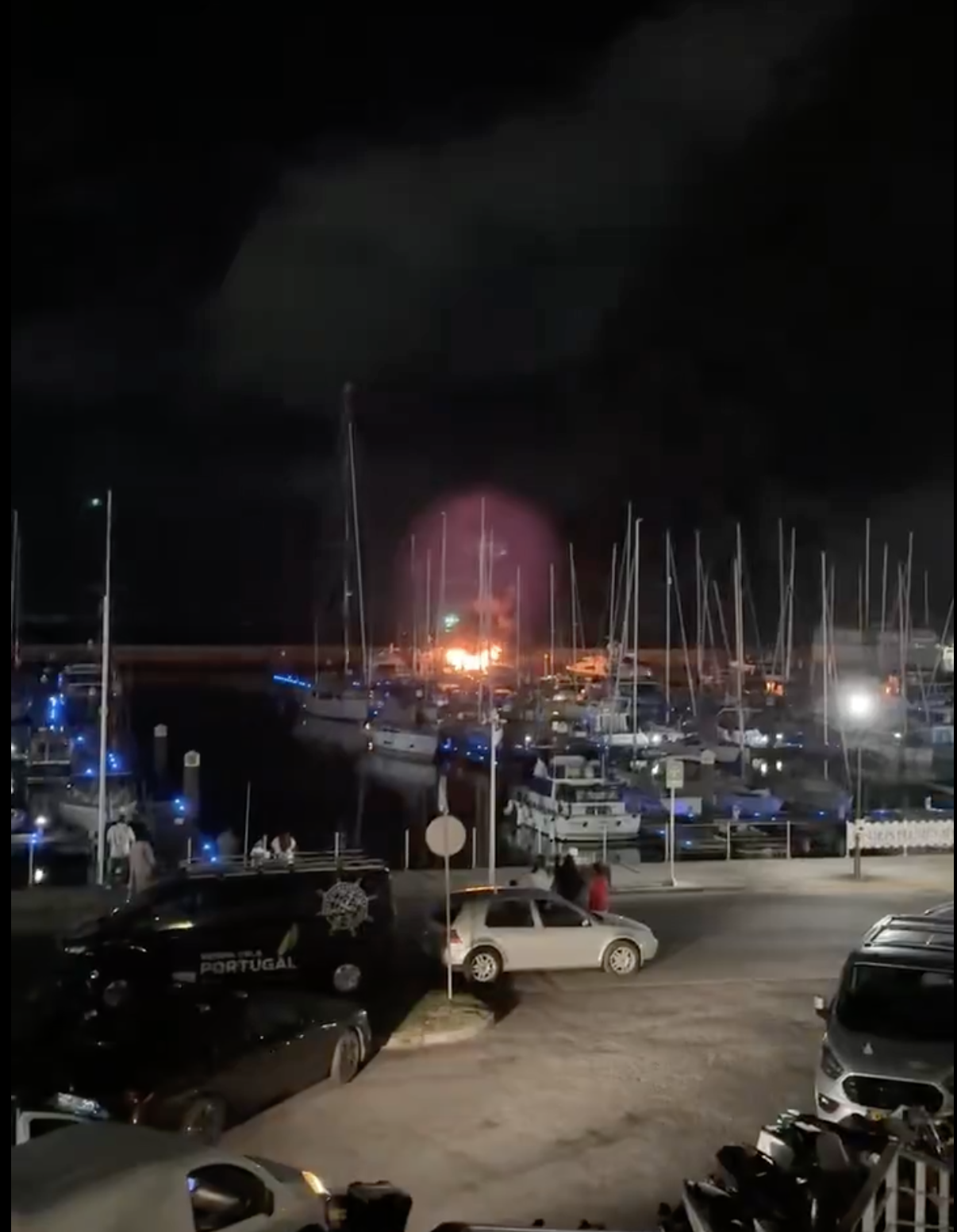 Barco arde na Marina de Cascais e acaba por afundar