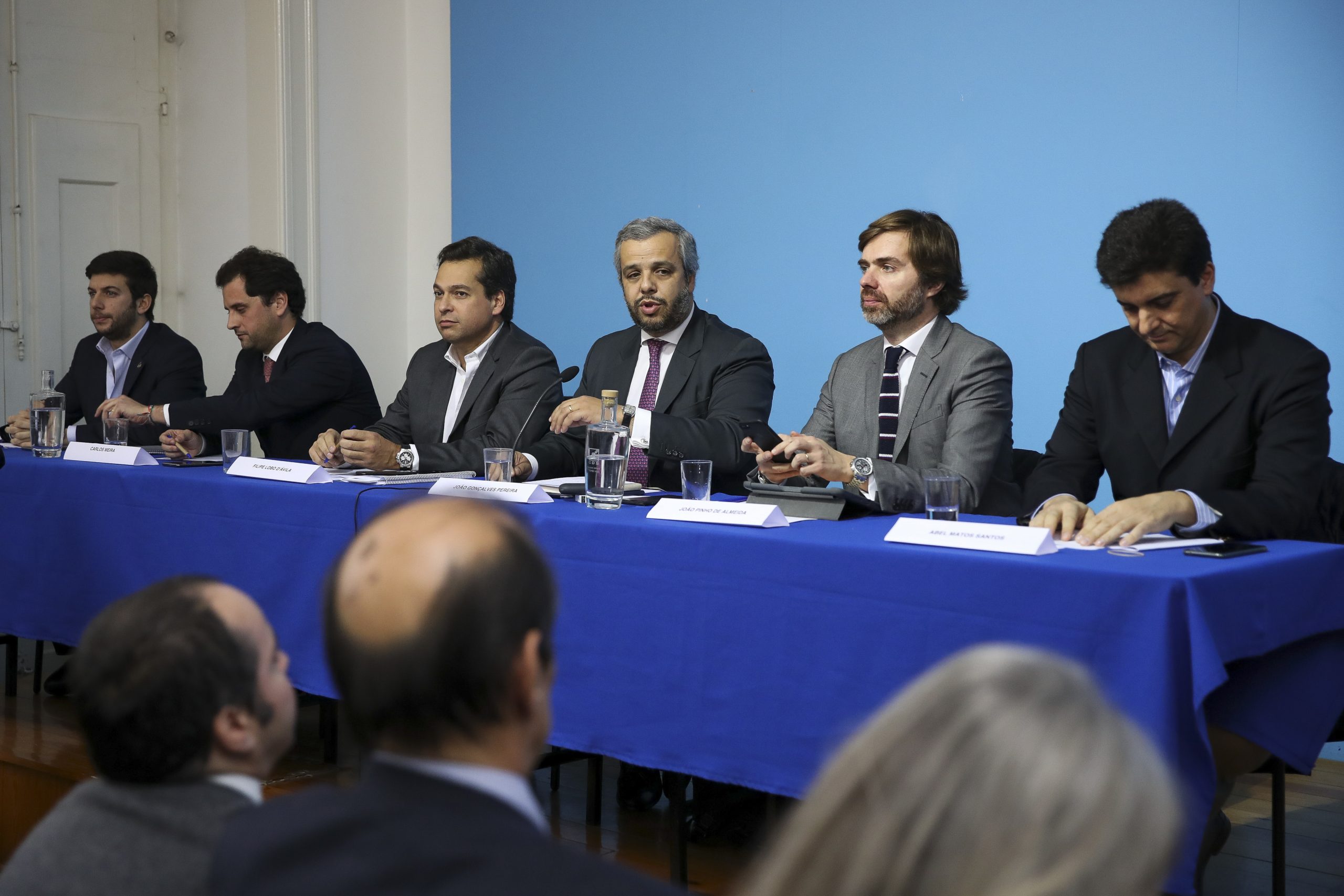 CDS. Num debate, quatro candidatos evitaram ataques diretos. O outro diz querer comprar “baldes lixívia” para “limpar” o partido