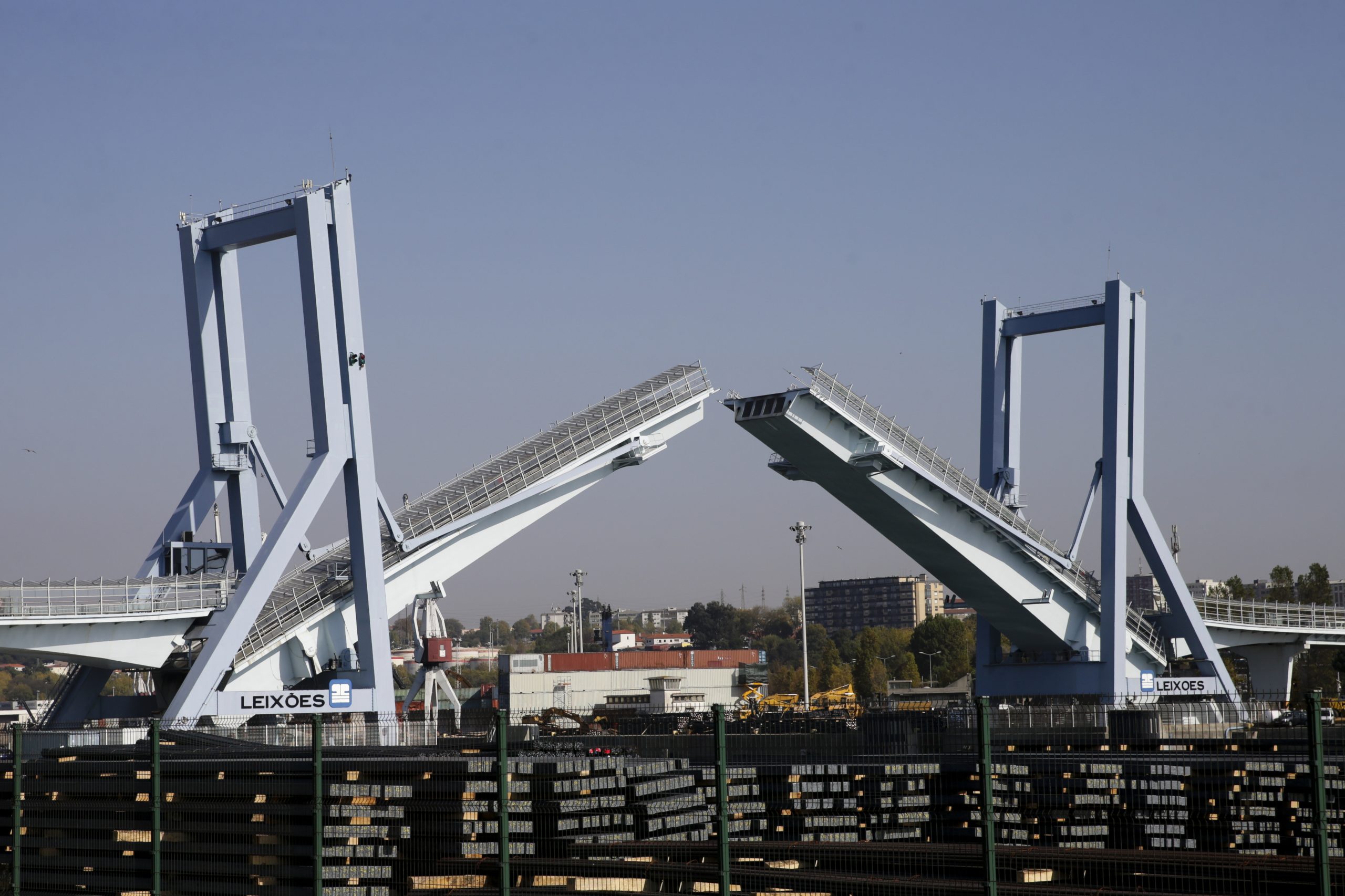 Dois mortos e quatro feridos em embate de automóvel na ponte móvel de Matosinhos