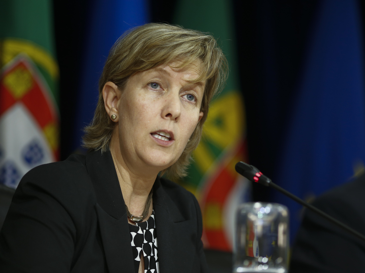 Maria Luís Albuquerque sobre o OE: “Aprovação depende de maioria que apoia Governo”