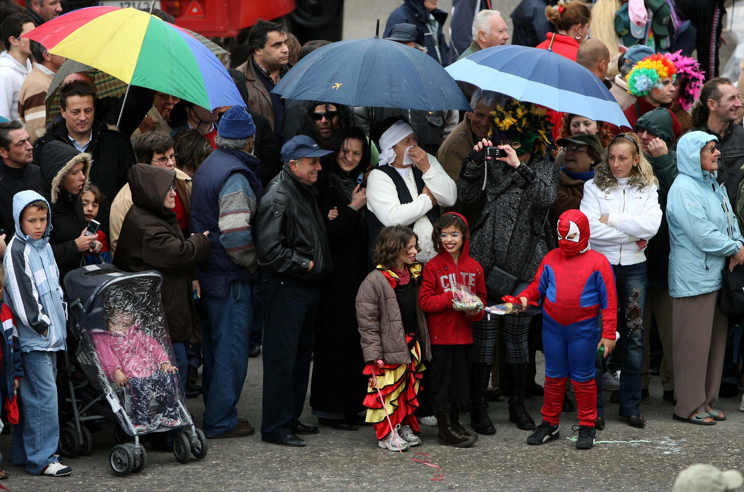 Carnaval com chuva e vento no continente, nos Açores e na Madeira