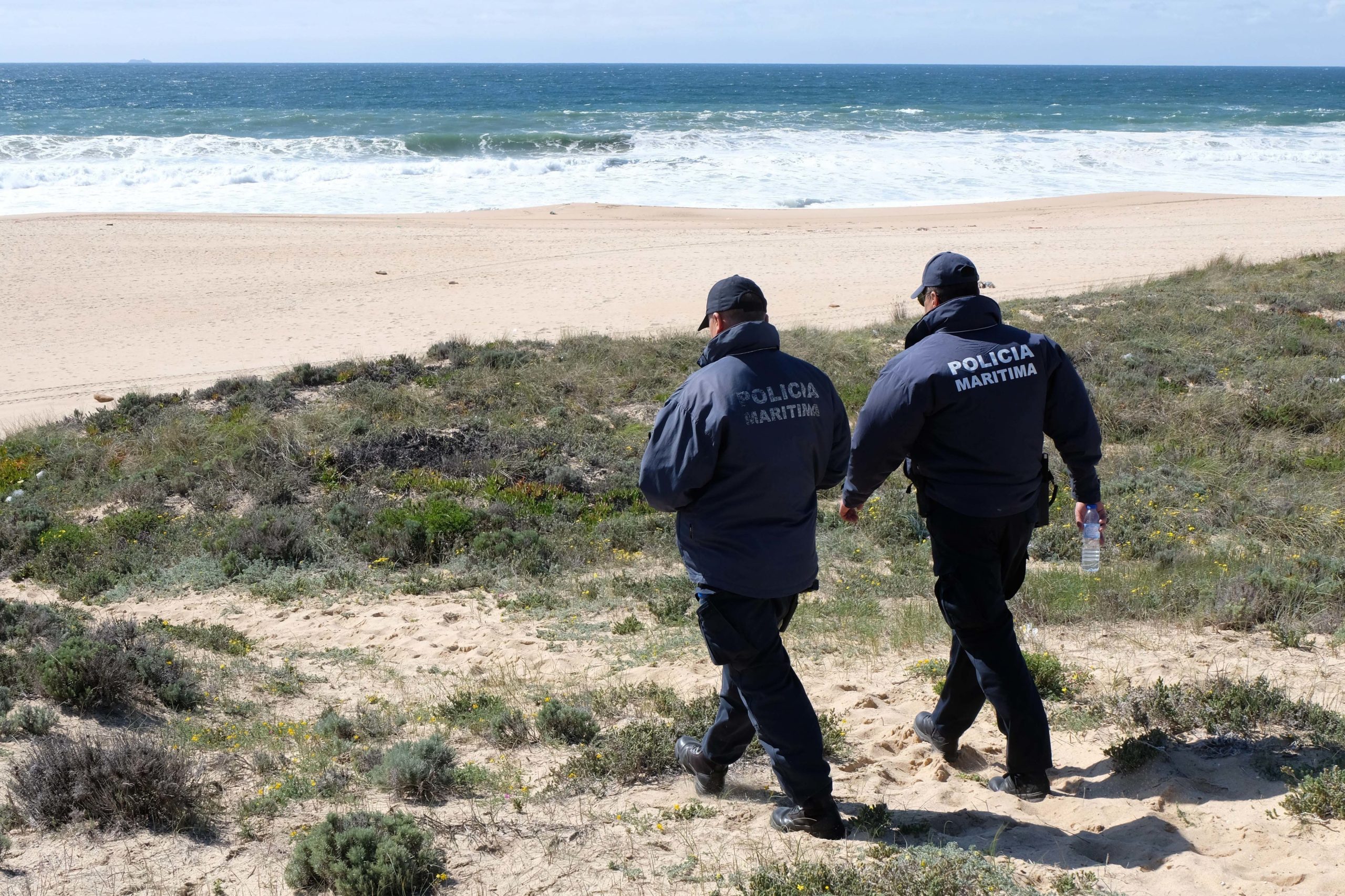 Encontrado corpo de homem na praia Nova na Costa da Caparica. Pode ser jovem de 16 anos desaparecido