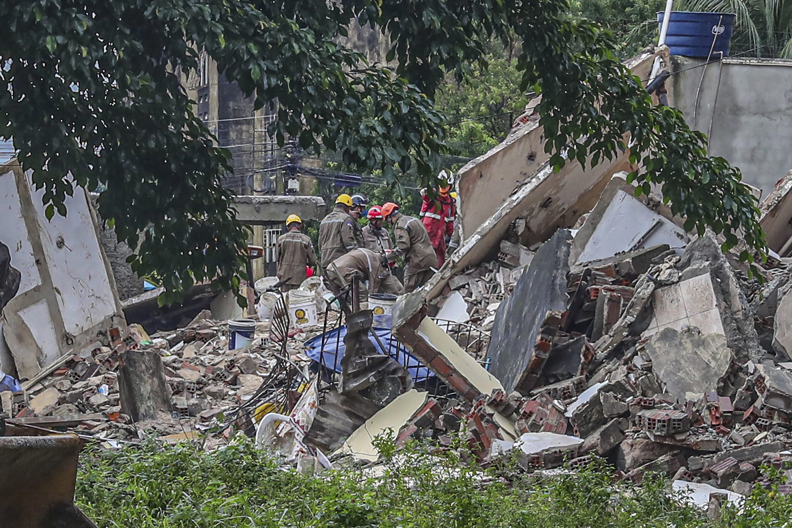 Pelo menos um morto e 16 desaparecidos em derrocada de prédio no Brasil