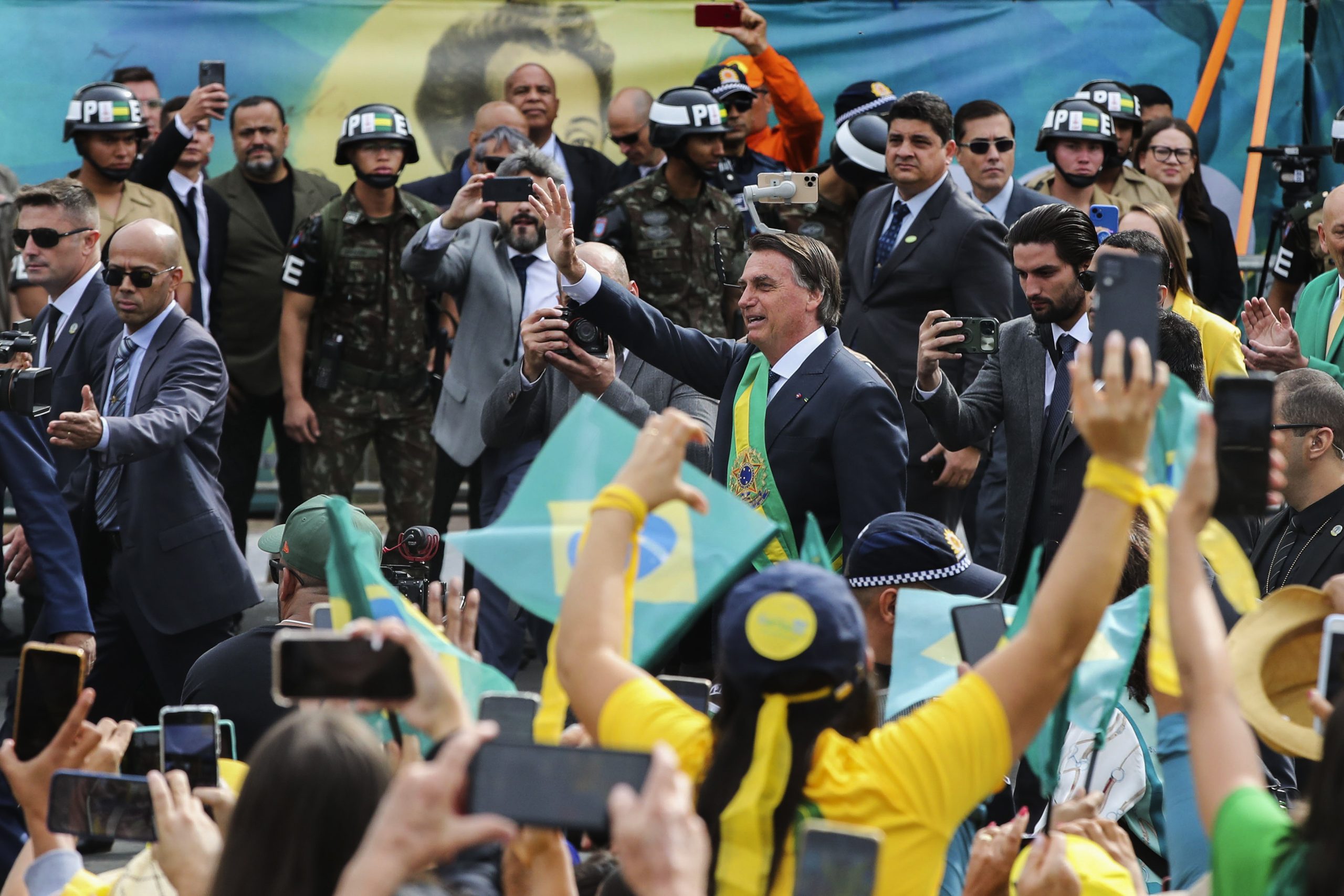 Presidente do bicentenário pede desculpas aos chefes de Estado estrangeiros pela ausência injustificada de Bolsonaro na sessão solene do Congresso brasileiro