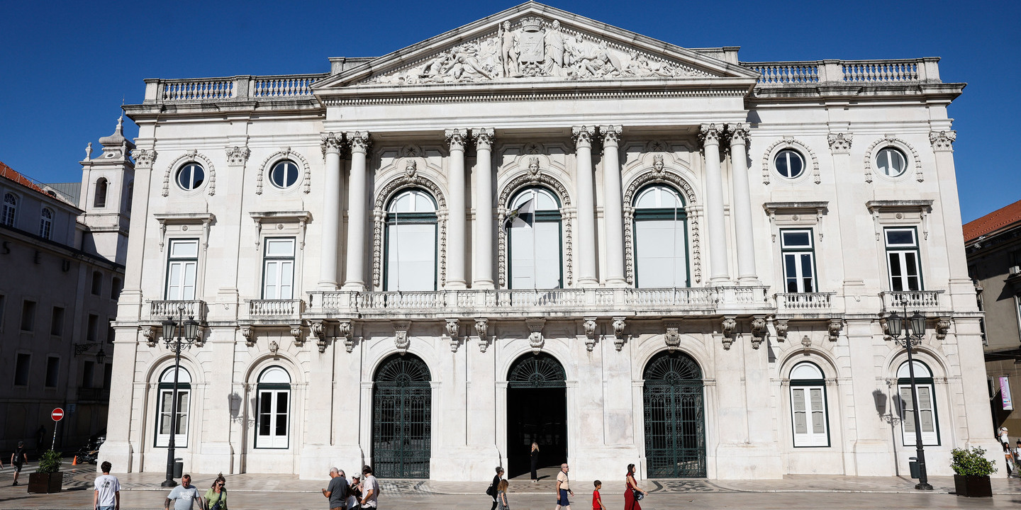 Câmara de Lisboa reforça regras para painéis digitais em edifícios a partir de setembro
