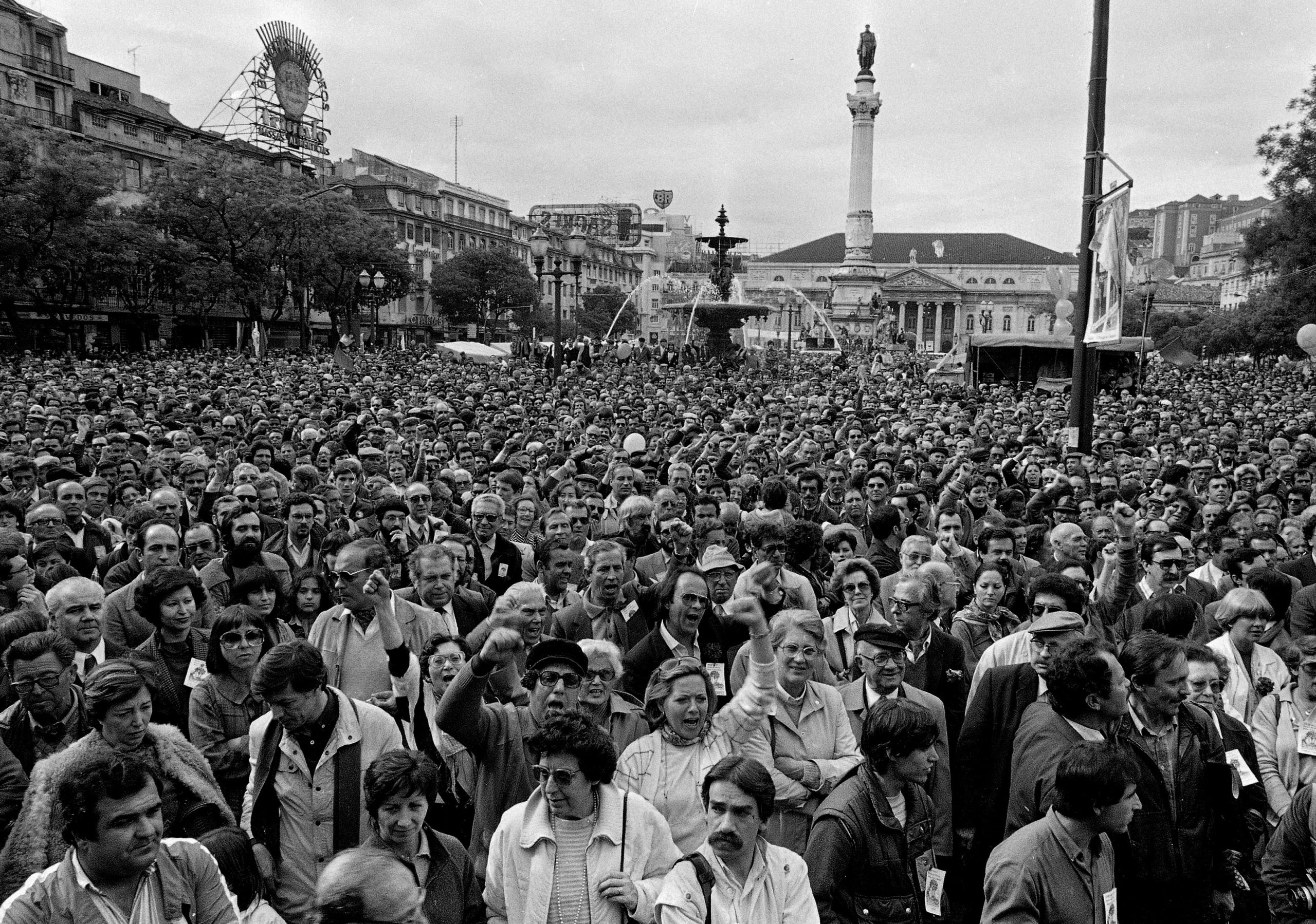 Fotos de Alfredo Cunha sobre o 25 de Abril expostas pela primeira vez em grande formato