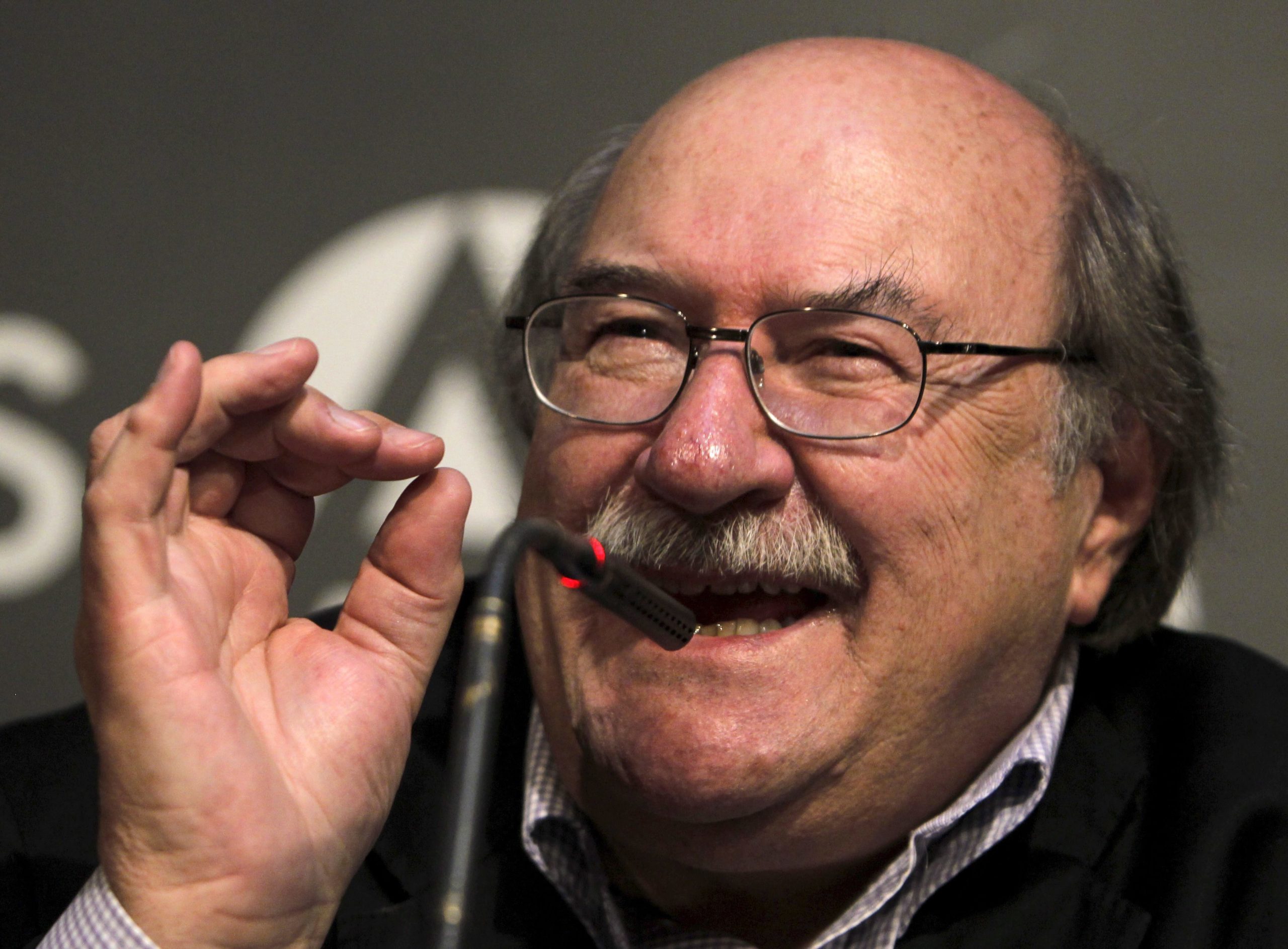 Morreu o escritor chileno Antonio Skármeta, criador d’”O carteiro de Pablo Neruda”