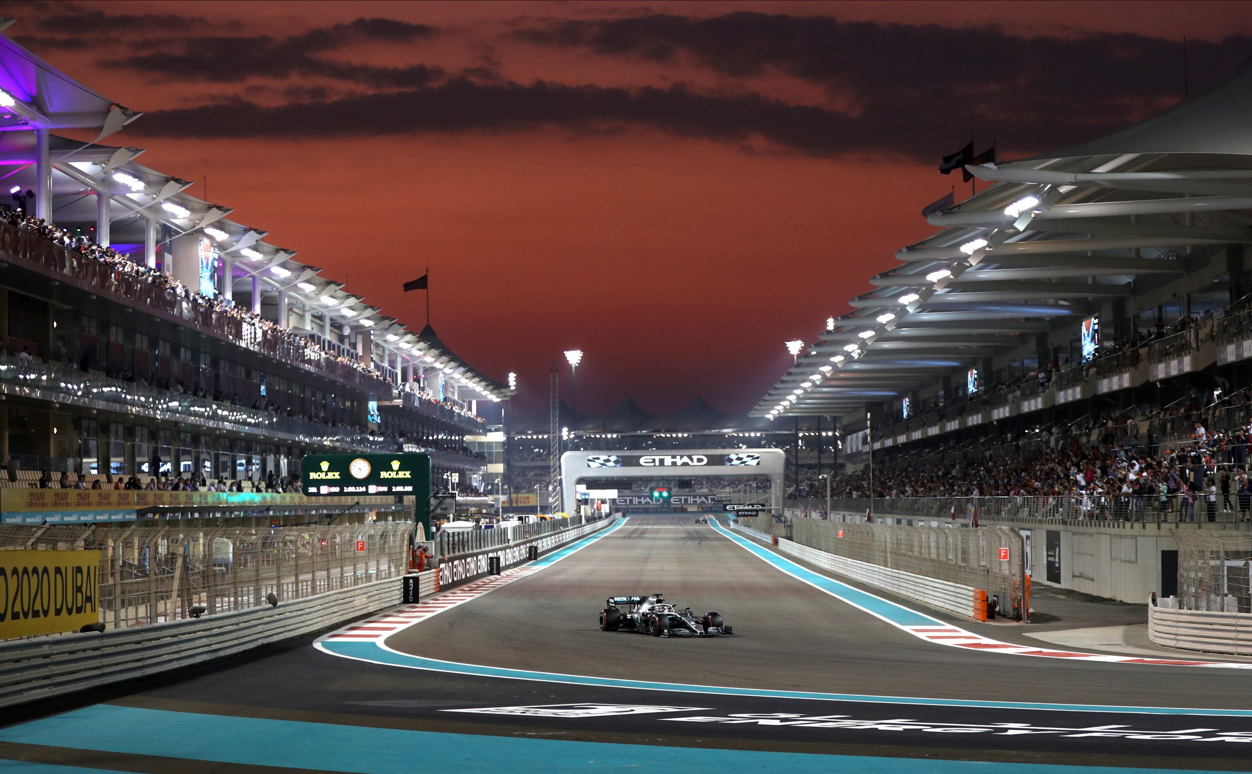 Lewis Hamilton conquista ‘pole’ na derradeira corrida da temporada de F1