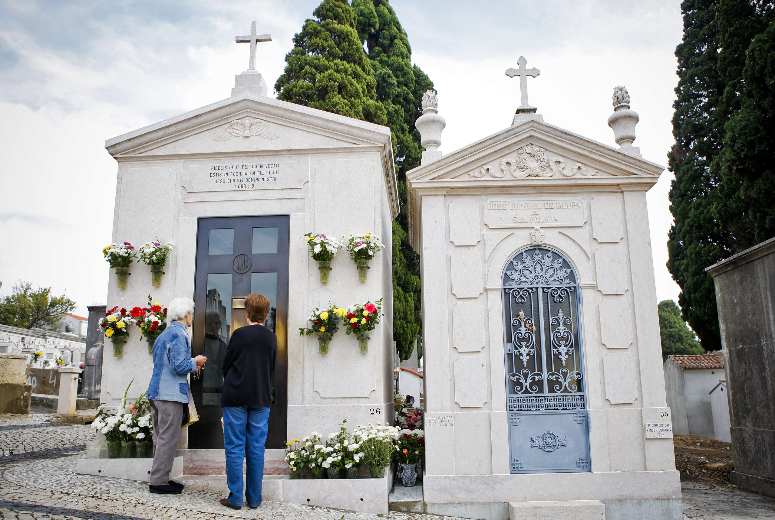 Em três meses, a pandemia matou mais de 1500 pessoas em Portugal e impôs mudanças nos rituais fúnebres