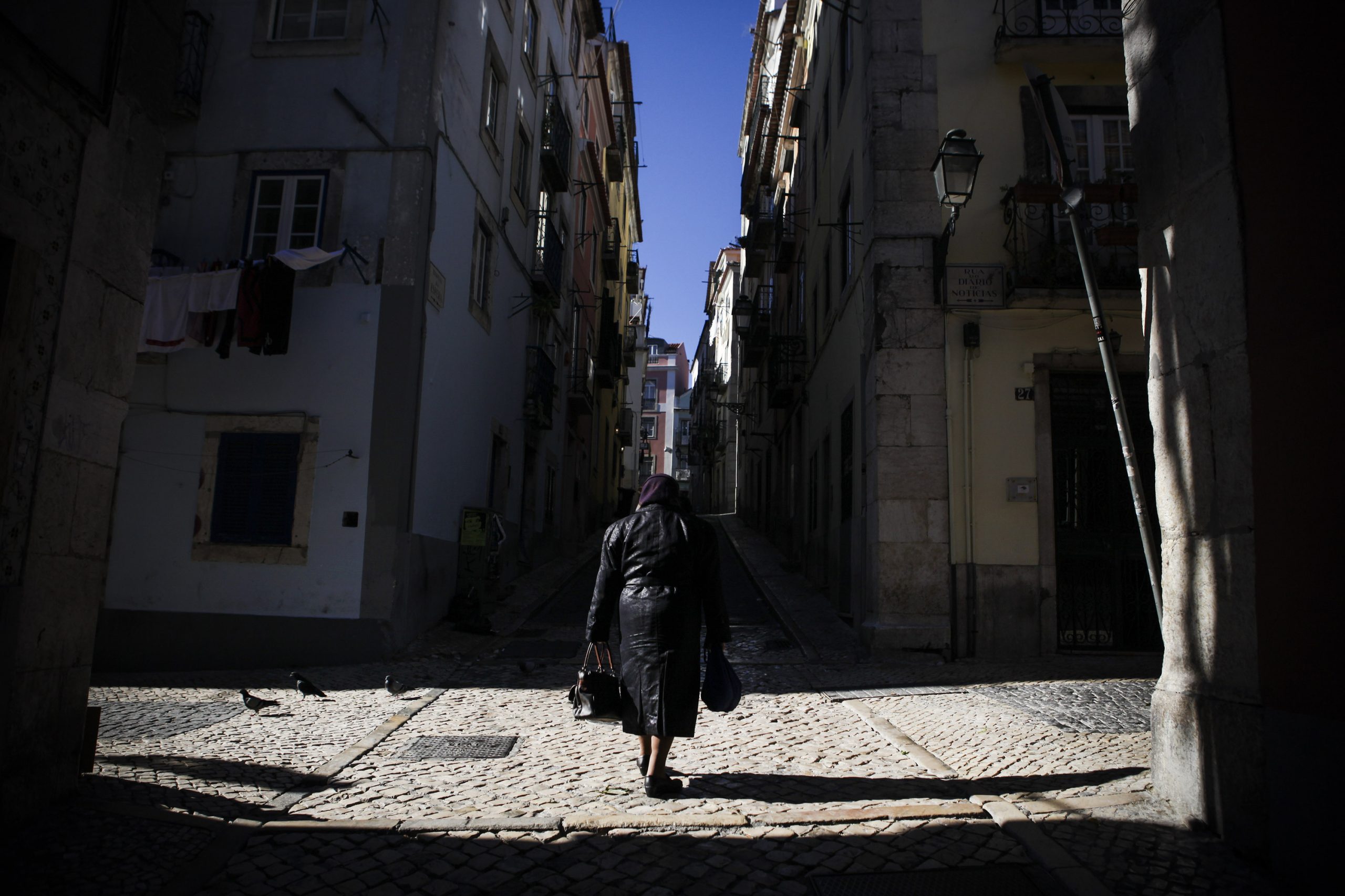Moradores pedem à Câmara de Lisboa que proíba circulação de pesados no Bairro Alto