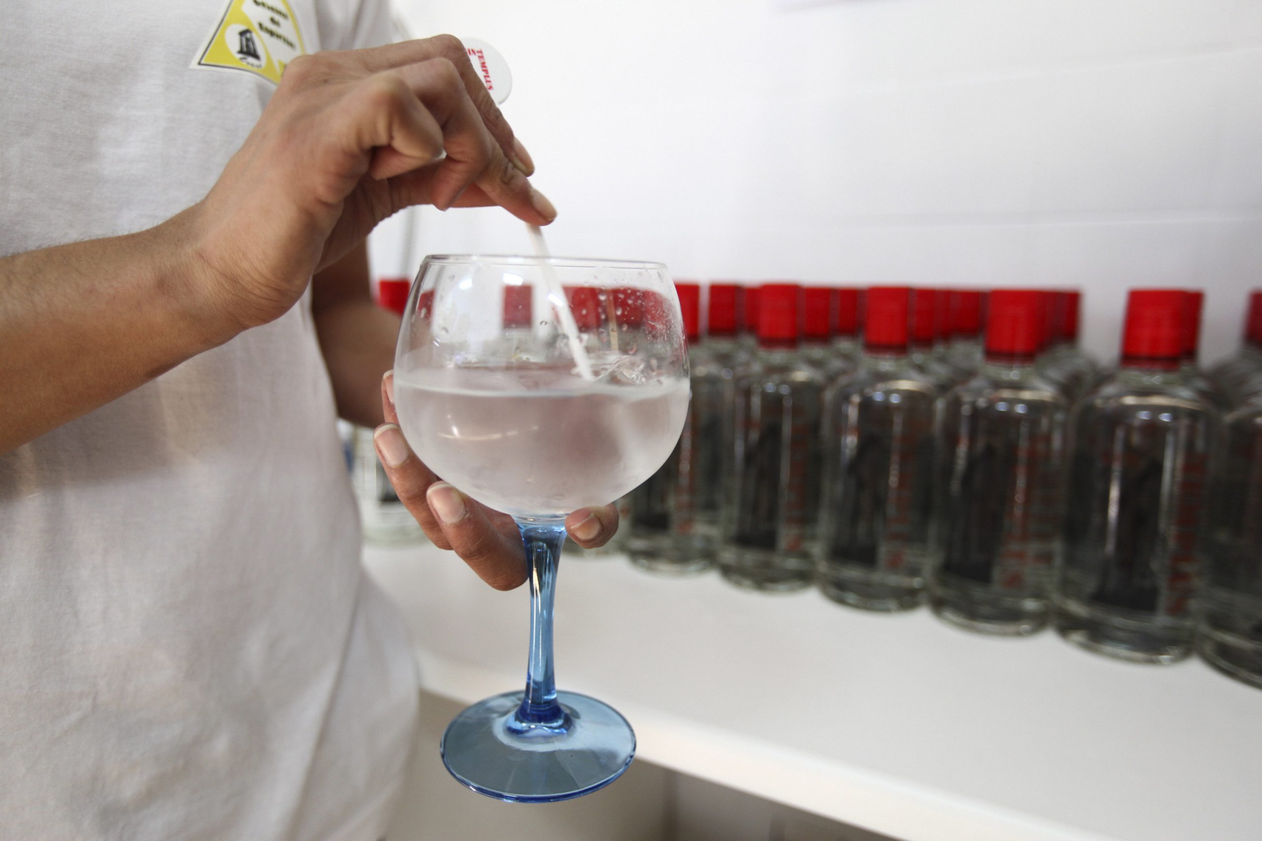 Baixou o consumo de gin, vodca e whisky. Estudo diz que a culpa é dos impostos e da inflação