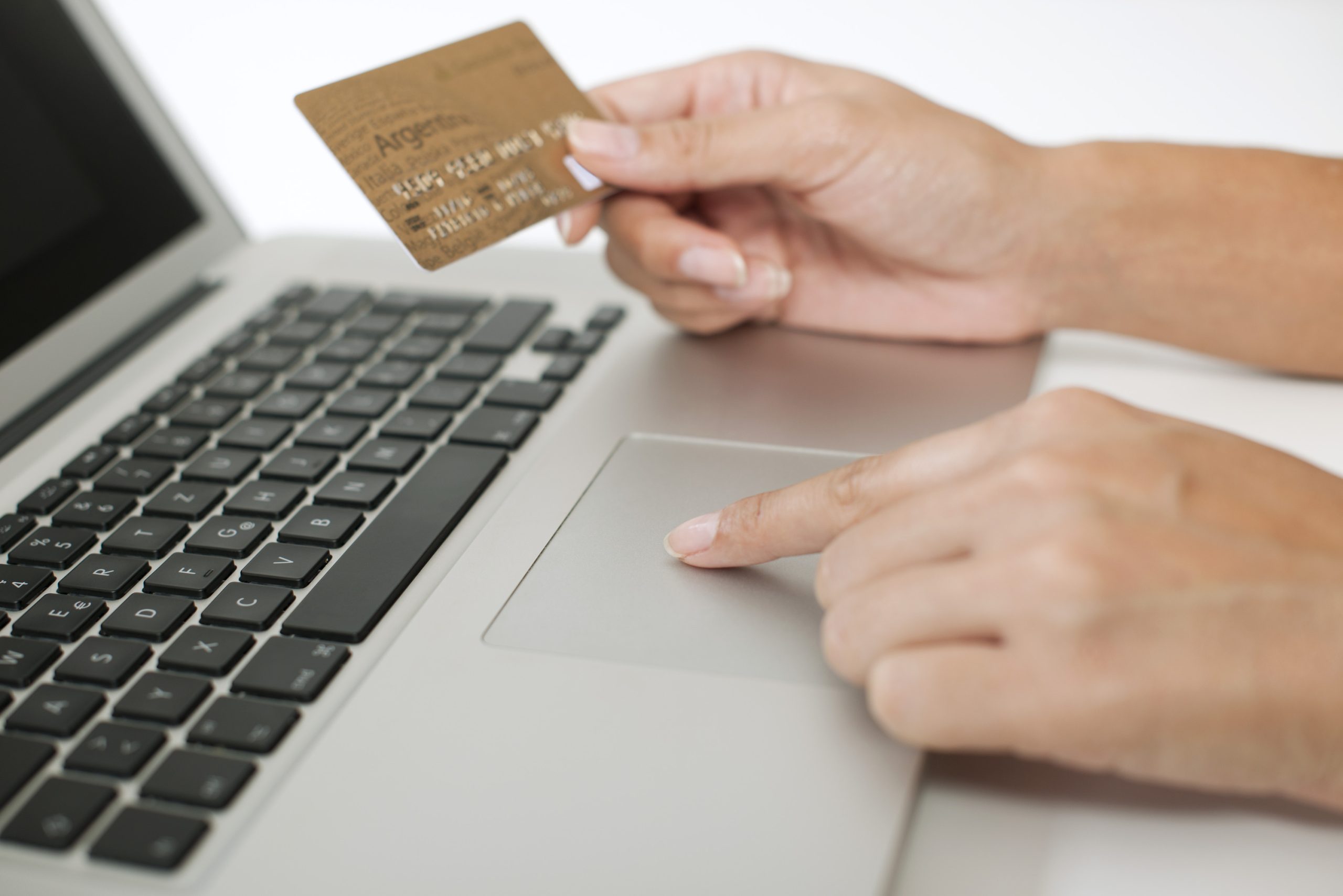 Depois da abundância, a contenção. Depois da Páscoa, portugueses compraram menos, mas mais online